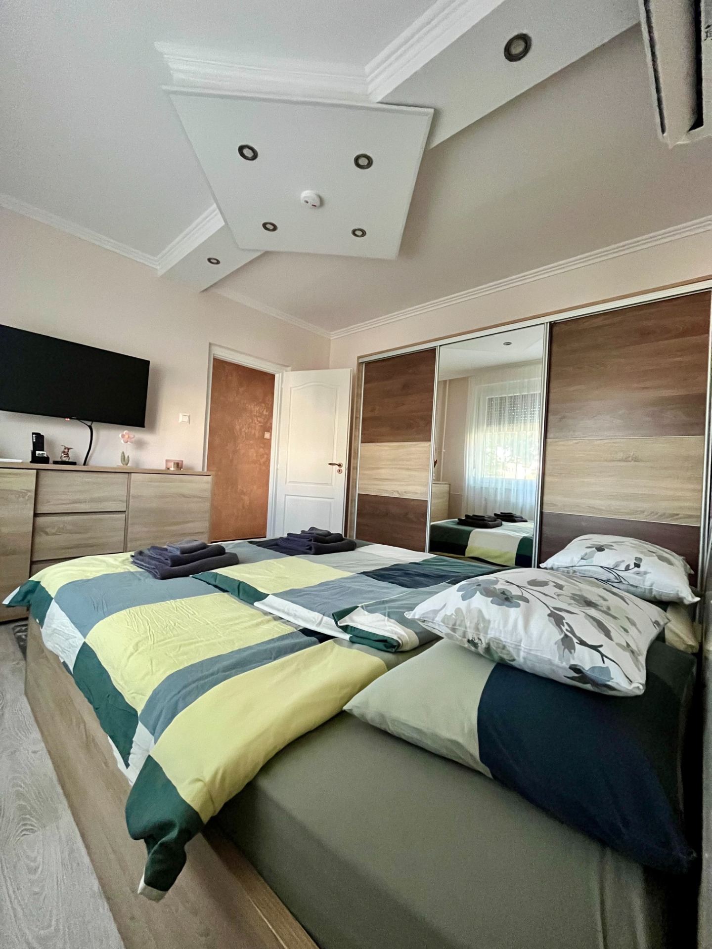 Kényelmes hálószoba a Maros Apartmanban