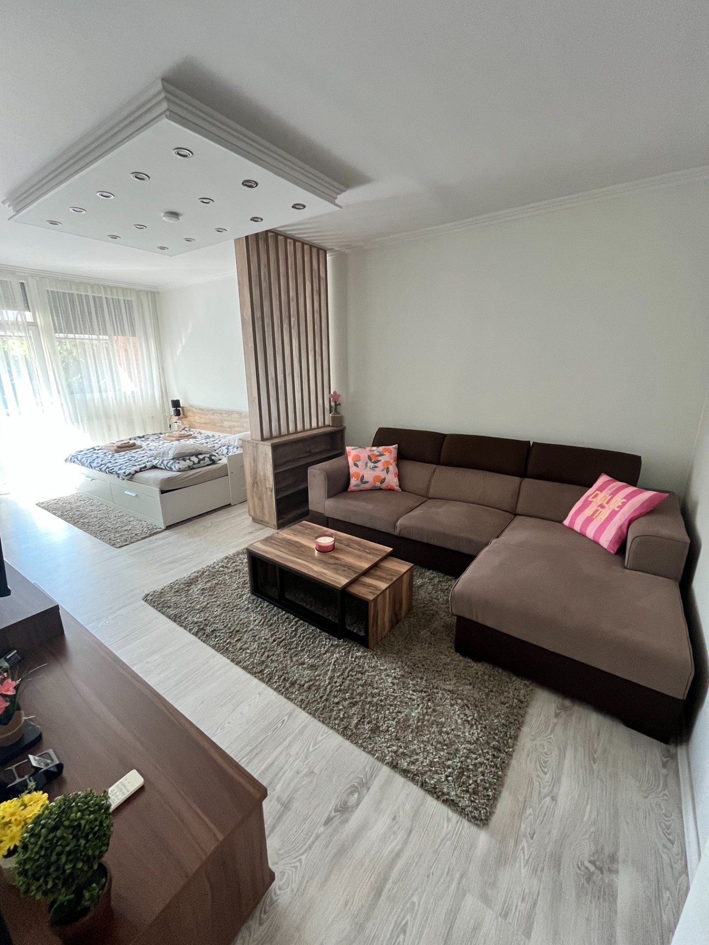 Tágas nappali a Maros Apartmanban Makón